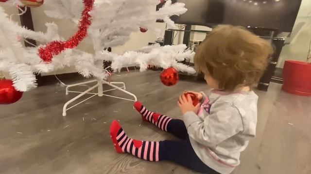 Ангелина первый раз НАРЯЖАЕТ ЕЛОЧКУ !!!