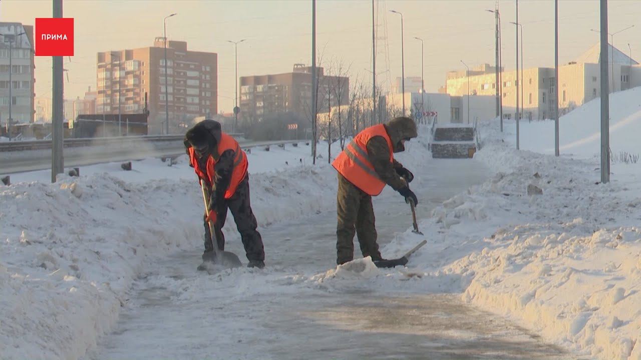 Рабочие вычистили ступеньки и тротуар на Байкитской
