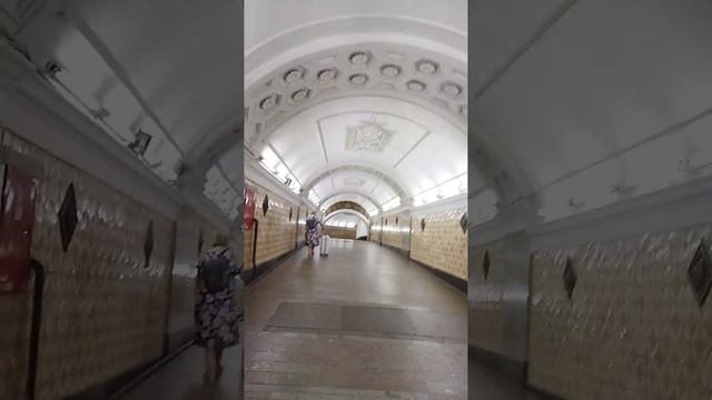 Переход с синей ветки на зелёную ветку метро.С "Площади революции" на "Театральную"