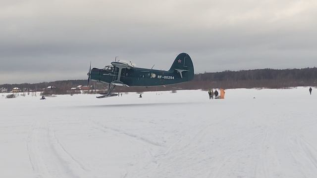 Зимний взлет самолета Ан-2 на лыжах. Снежный аэродром.