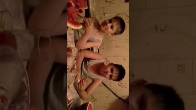 Я ем арбуз