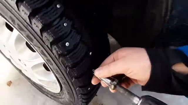 Ошиповка шины ремонтными шипами _на коленке_
