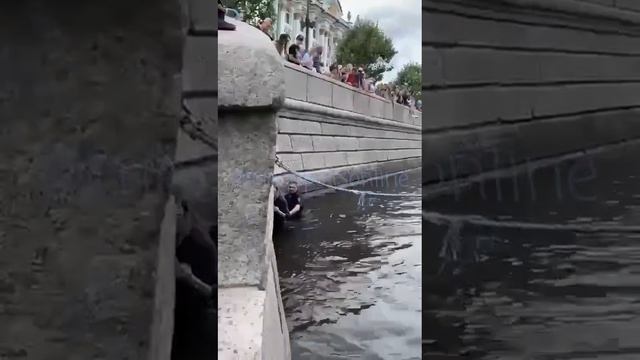 В Петербурге полицейский спас мужчину, который чуть не утонул, пытаясь выловить из Невы свой телефон