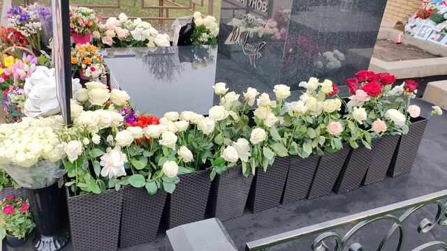 внезапное появление новых вазон на могиле Юрия Шатунова / Троекуровское кладбище сегодня 04.04.2024