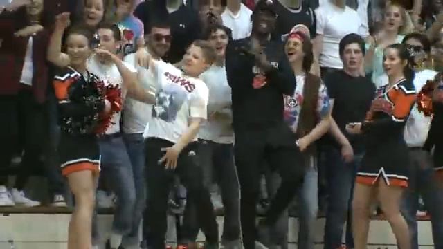 Crowd goes wild over kid United Township fan dancing to `Juju On That Beat`
