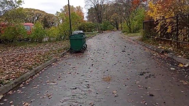 Гуляем в осеннем парке атракционов. Кормим уток.