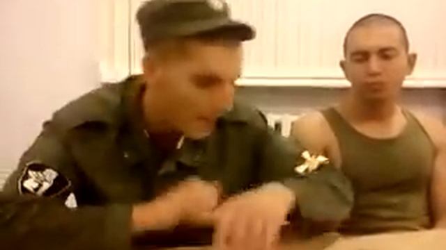 Солдат красиво поёт