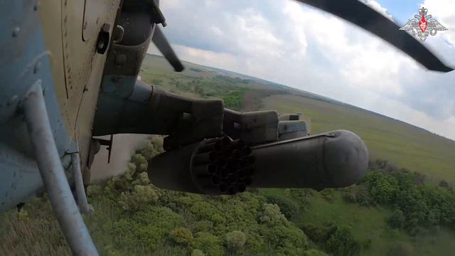 Экипаж вертолета Ка-52М поразил опорный пункт и живую силу противника