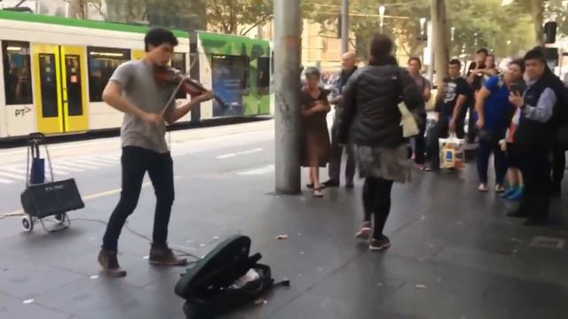 Best Street Performance.street Musica.Уличный музыкант со Скрипкой.