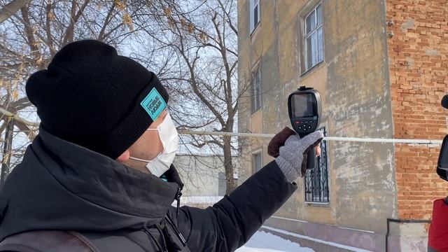 Новые люди замеряют кирпичный дом тепловизором