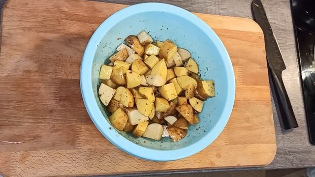 Куриное филе на картофельной подушке. Просто и вкусно.