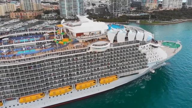 Один из самых больших круизных лайнеров. 
Symphony of the Seas