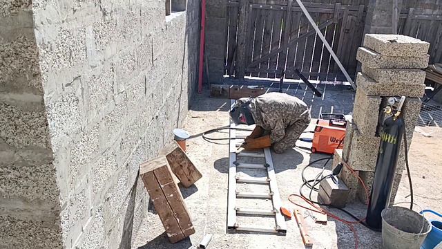 Армопояс, опалубка для армопояса, заливка армопояса, кладка из арболита, самострой,