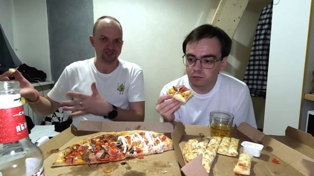 Мукбанг Додо пицца в Питере / едим пиццу с пивом на ночь / стоит ли экономить на еде? / нажрались м