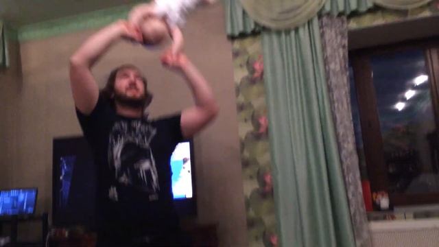 Милан с папой делает такую гимнастику каждый день !