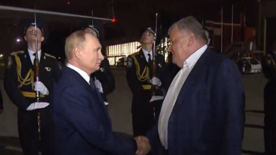 Путин во «Внуково» встретил освобожденных россиян
