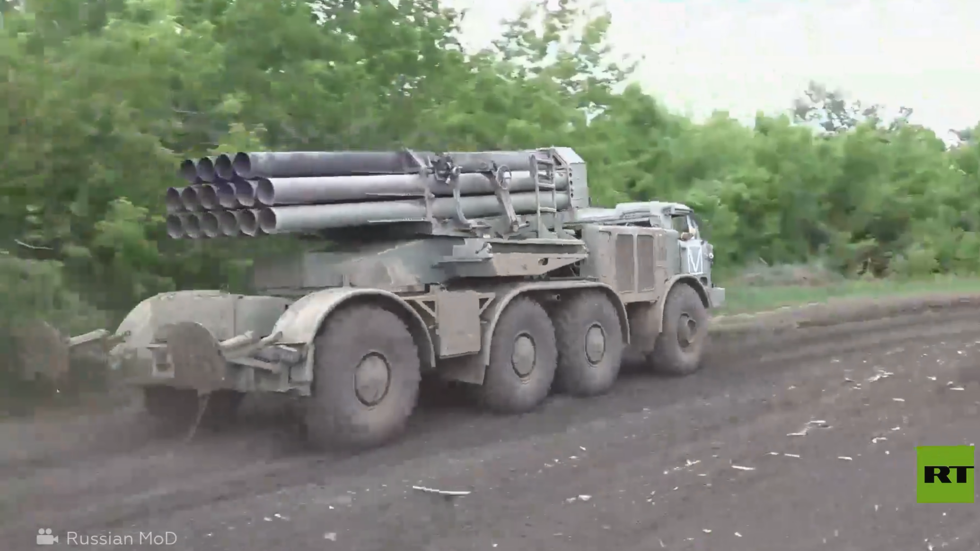 راجمة الصواريخ الروسية "أوراغان" الروسية تدك مركز قيادة للقوات الأوكرانية في منطقة أوغليدار