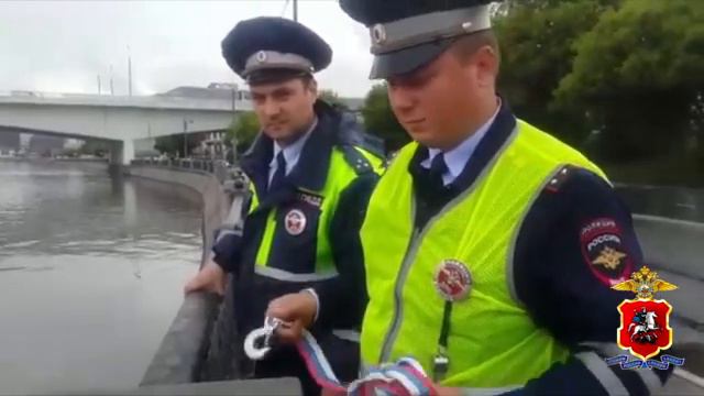 Автоинспекторы Южного округа спасли мужчину, упавшего в Москву-реку