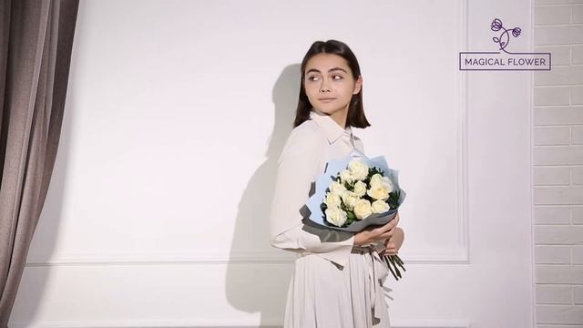 11 белых роз 50 см с фисташкой