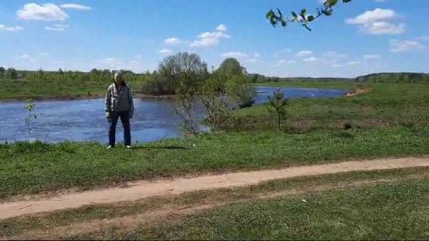 Гуляем с отцом на Первомай рядом с рекой Клязьма
