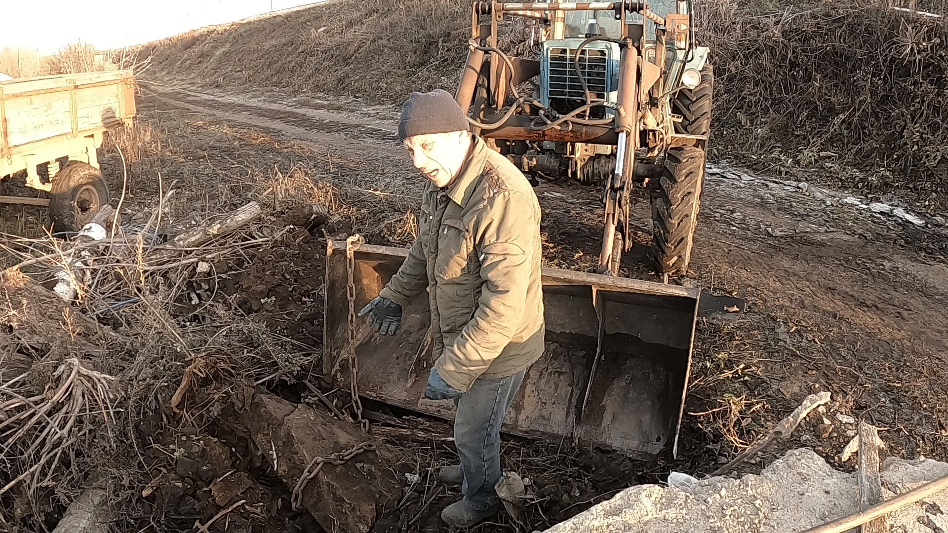 Запуск трактора без подогрева. Везу строительный материал для фундамента под казан.#запуск