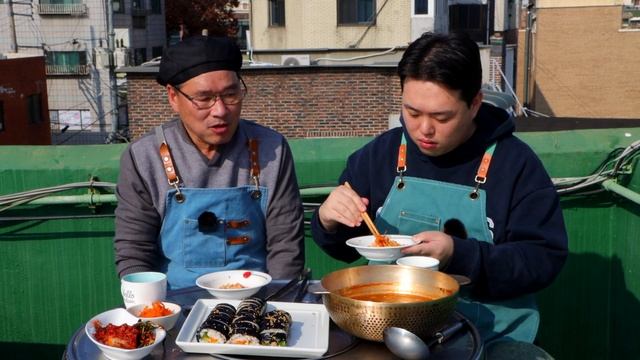 (옥탑방 먹방)참치 듬뿍 넣은 어머니표 김밥 과 생새우 열마리를 넣은 라면 먹방