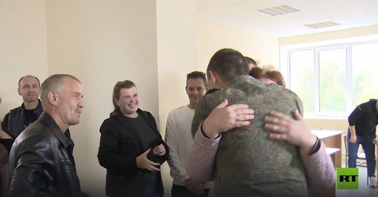 لحظات مؤثرة.. عائلات روسية تستقبل أبناءها بعد تحريرهم من الأسر الأوكراني