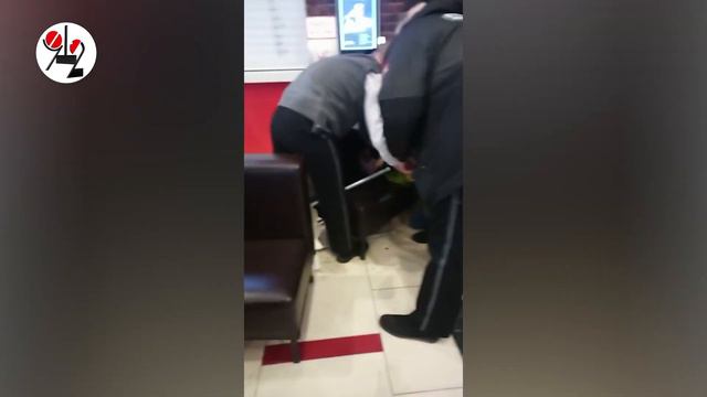 Алкаш резал себе горло в кафе ТРЦ.