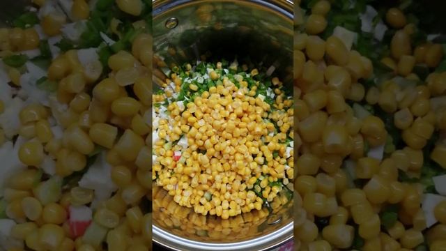 Простой салат из крабовых палочек.