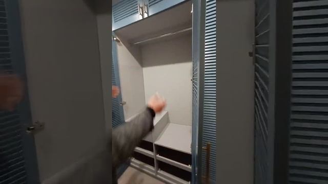 Шкаф с жалюзийными фасадами из мдф