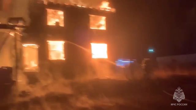 В поселке Топольки под Минусинском три человека погибли при пожаре в частном доме