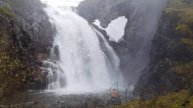 Купание под водопадом