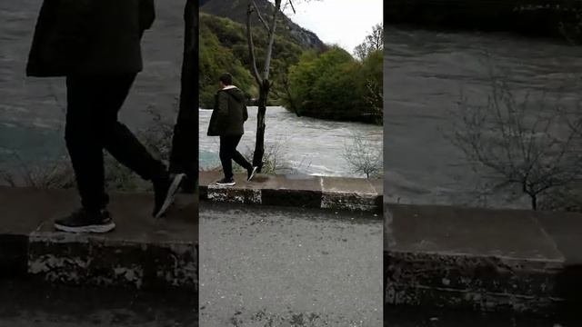 Слияние голубого озера с рекой Бзыбь