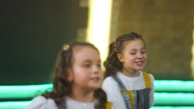 Шоу-группа Нужные люди - Время не ждет. Официальное видео