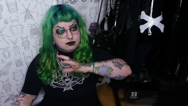 Getting Abu$ed Is A Trend...? *Reading Mean Comments* // Emily Boo