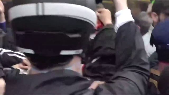 Французская полиция жестоко нападает на протестующих в Первомай, используя дубинки и слезоточивый