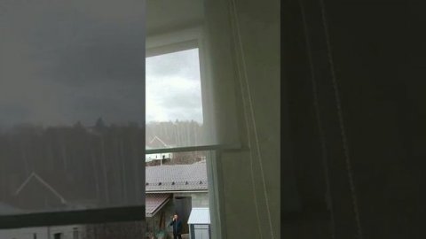 Два вида рулонных штор на одном окне.