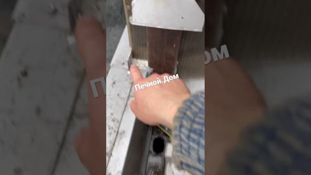 Примыкание навеса к навесу и забору и кирпичному зданию. В наличии большой ассортимент инструмента