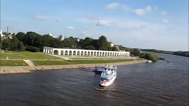 Вид на Волхов с Пешеходного Горбатого моста. Великий Новгород
