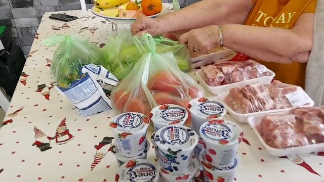 Сын привёз продукты и дал бабушке перец 🌶
