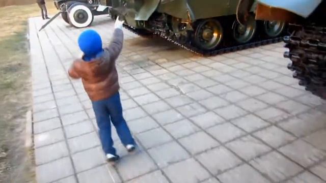 Челлендж попробуй забраться на 4 танка! ЛУЧШИЙ ТАНК 2017 мультик  Mister R  Tanks