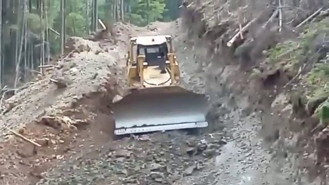 SEM 822D: в тайге строительство лесовозной дороги в Хабаровском крае