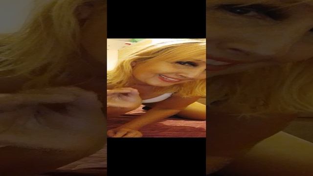 девушка мяукает