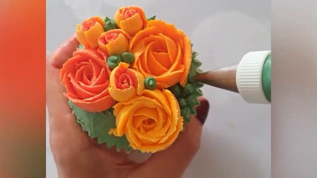 Делаем цветы из крема прямо на кексах