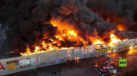 لقطات جوية لحريق التهم أحد أكبر المراكز التجارية في بولندا