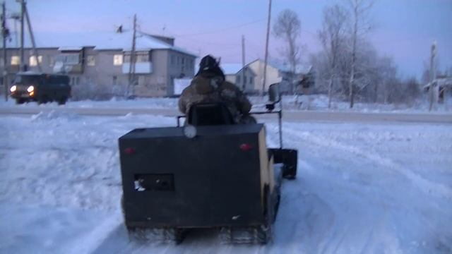 Вездеход Всесезонный снегоболотоход минитанкетка МКРТ. Чистим снег.