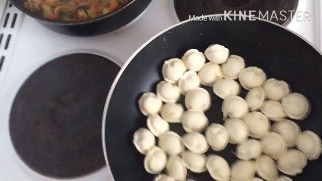 Пельмени в горшочках запечённые с грибами и сыром. пельмени пельменивгоршочках жареныепельмени
