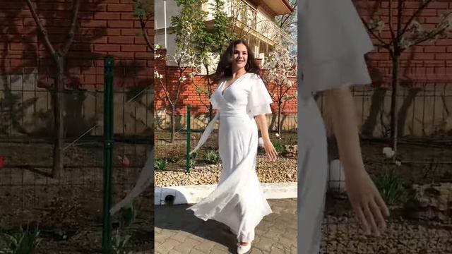 Нарядное блестящее белое платье в пол на короткий рукав