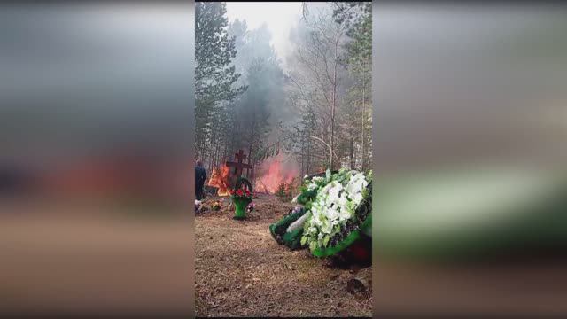 В Тайшетском районе горит кладбище
