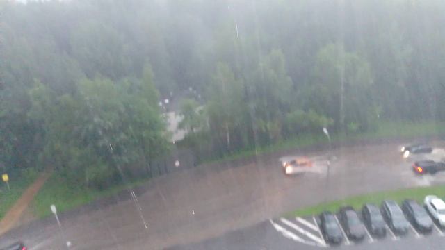 Москва. Водяной шторм. Потоп. Ливень. Улицы затоплены.